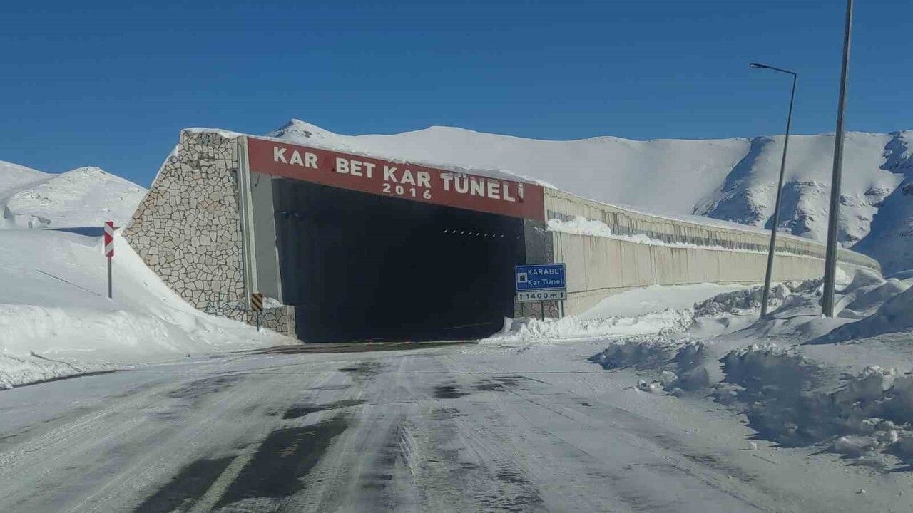 Van-Bahçesaray Yolu Tekrar Ulaşıma Açıldı