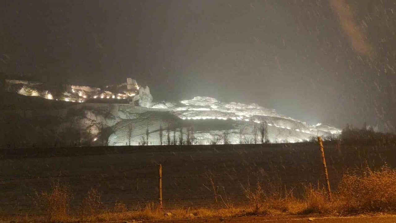 Van Beyaza Büründü: Kar Yağışı Kentte Etkisini Gösterdi