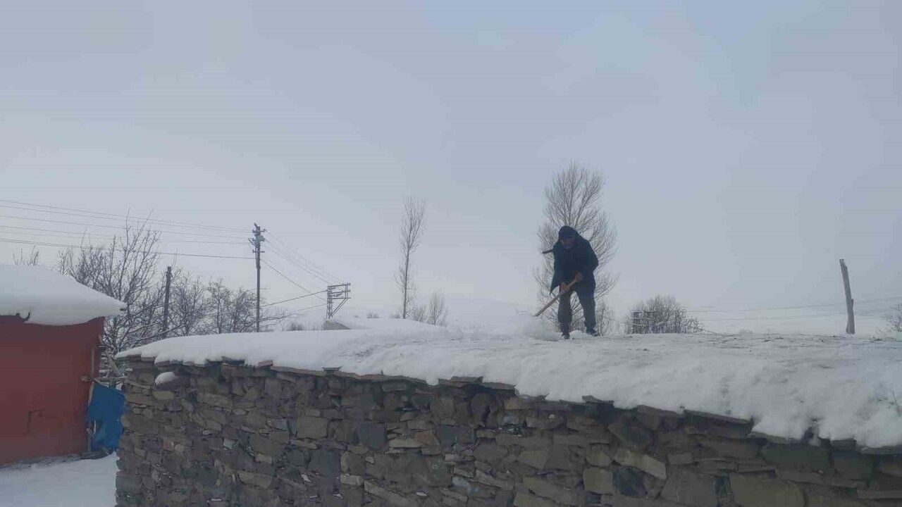 Van'da 90 Yerleşim Yeri Kar Yağışı Nedeniyle Ulaşıma Kapandı