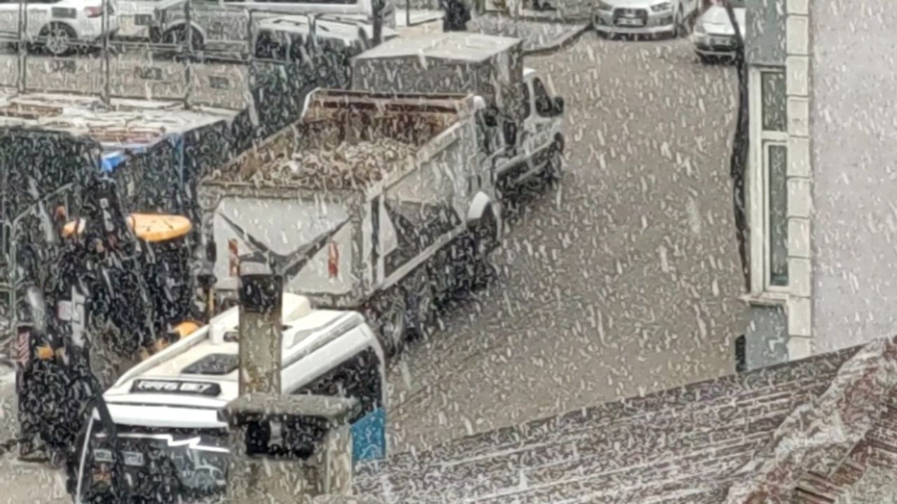 Van'da Aniden Gelen Dolu Yağışı Şehri Beyaza Bürüdü