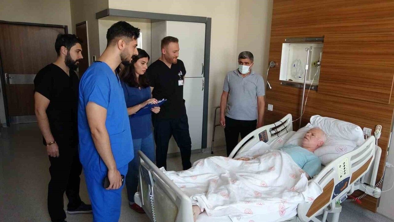 Van'da Damar Yırtığı Ameliyatı: 15 Kişilik Ekiple Hayata Tutundu