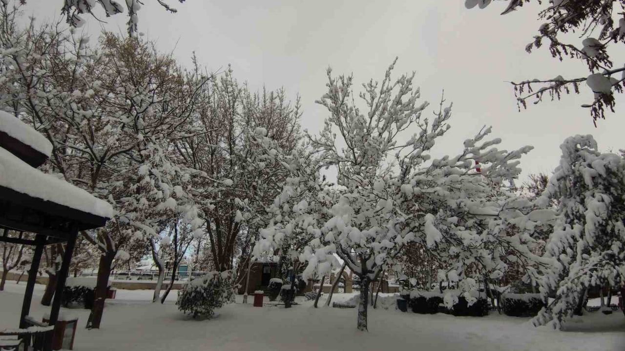 Van'da Kar Altında Büyüleyici Manzaralar