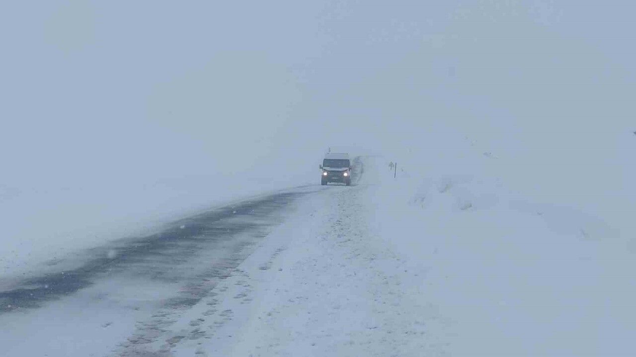 Van'da Kar Yağışı 28 Yerleşim Yerinin Yolunu Kapadı