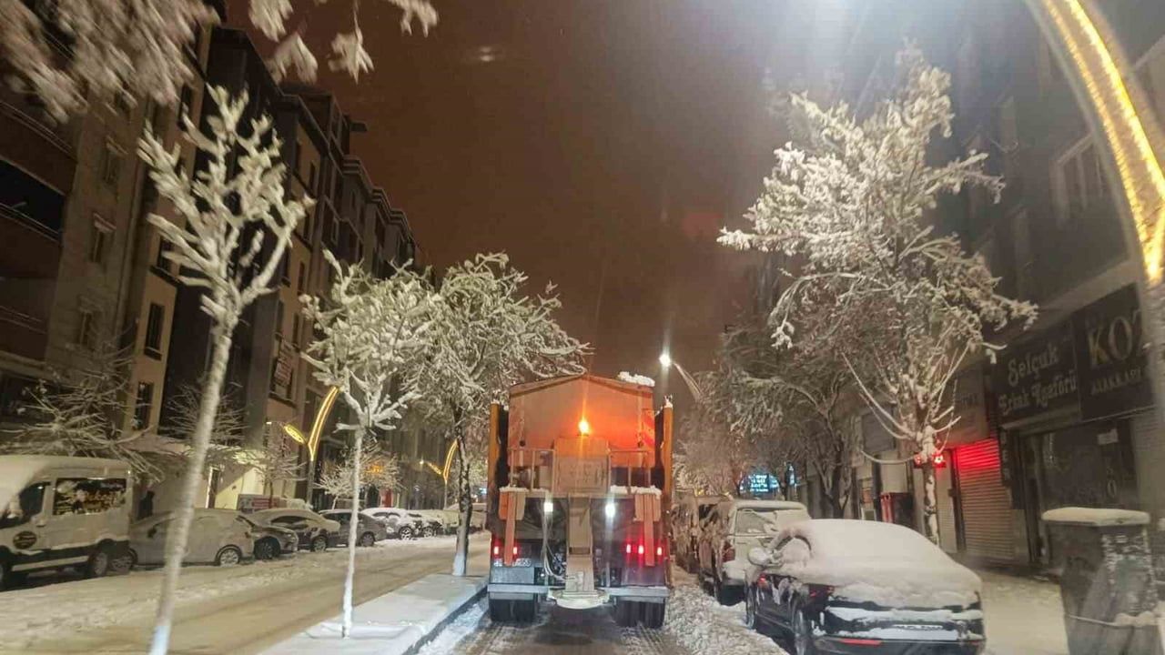 Van'da Kar Yağışı 389 Yerleşim Yerinin Yolunu Kapadı