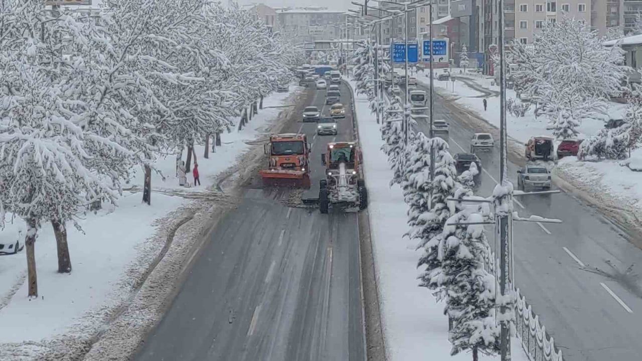 Van'da Kar Yağışı Hayatı Olumsuz Etkiliyor