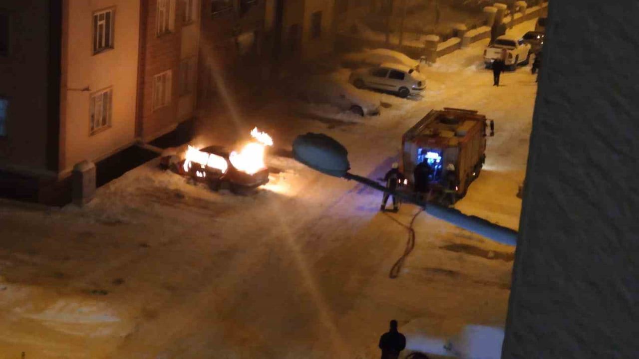 Van'da Park Halindeki Araç Yanarak Kullanılamaz Hale Geldi