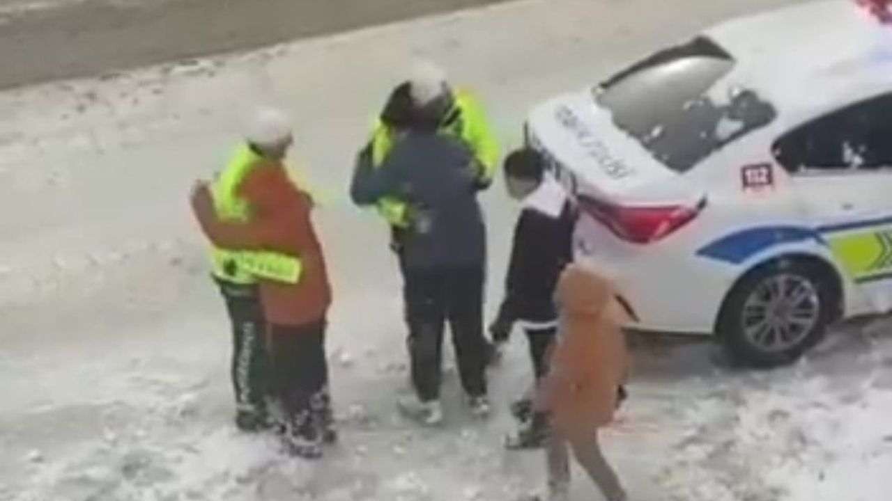 Van'da Polis ve Çocuklardan Yürekleri Isıtan Kartopu Oyunu