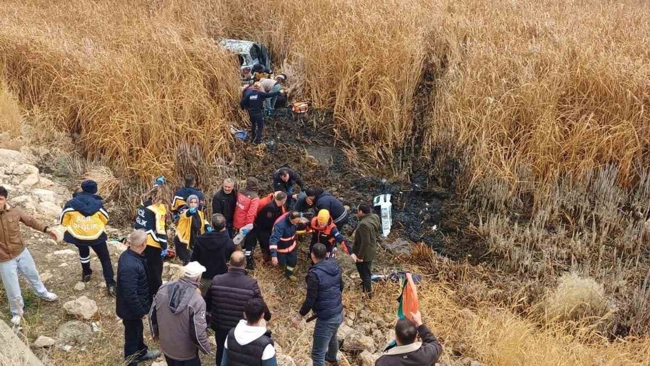 Van'da Takla Atan Araç Bataklığa Uçtu: 5 Yaralı