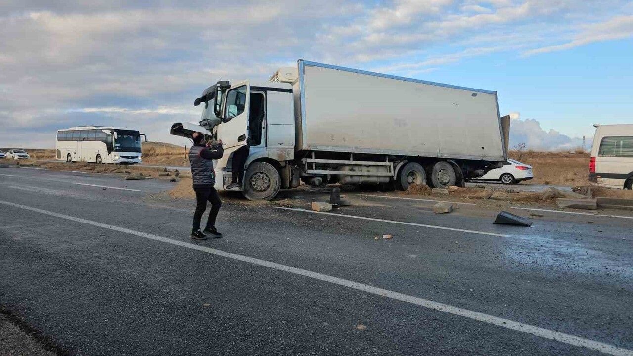 Van'da Zincirleme Trafik Kazası: 3 Yaralı