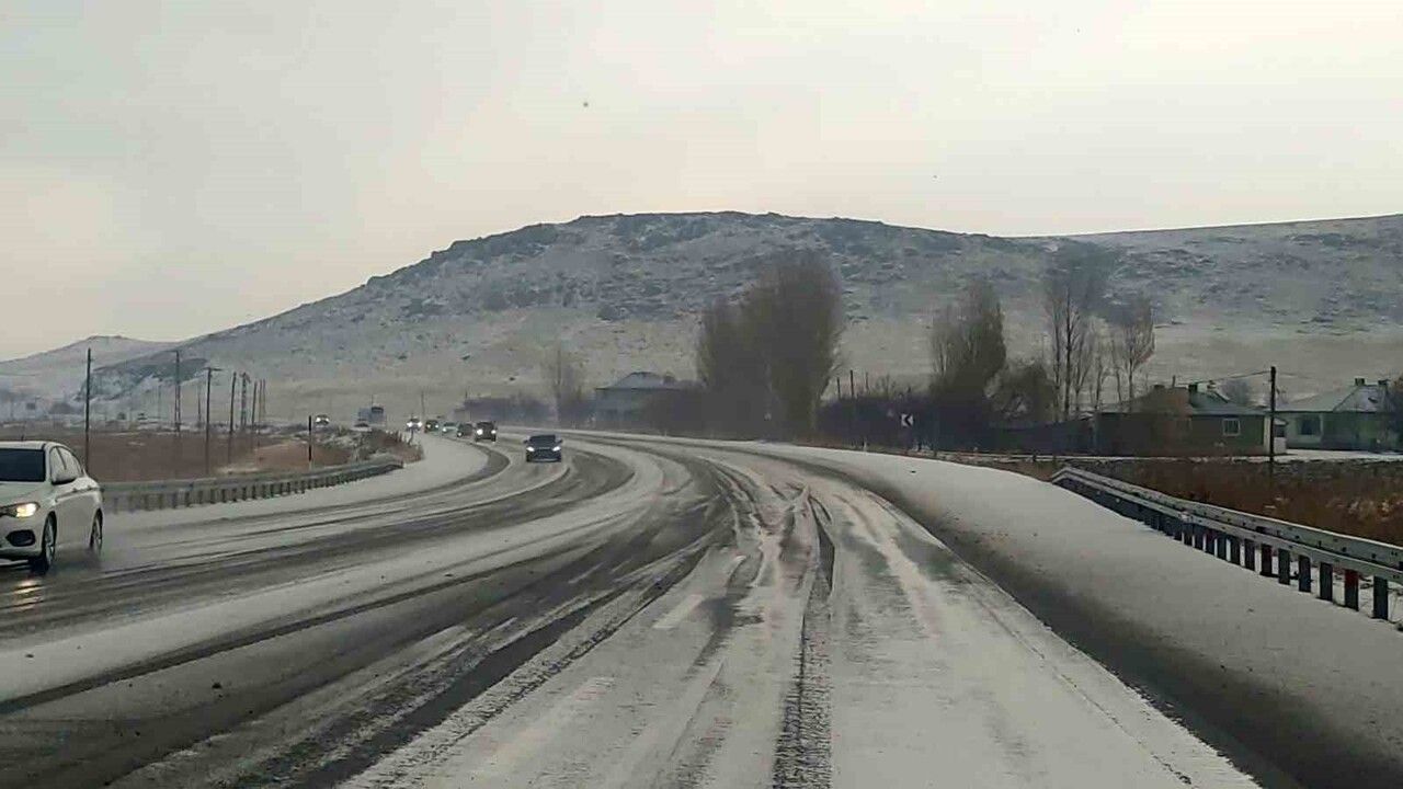 Van-Özalp Karayolu'nda Şiddetli Dolu Yağışı