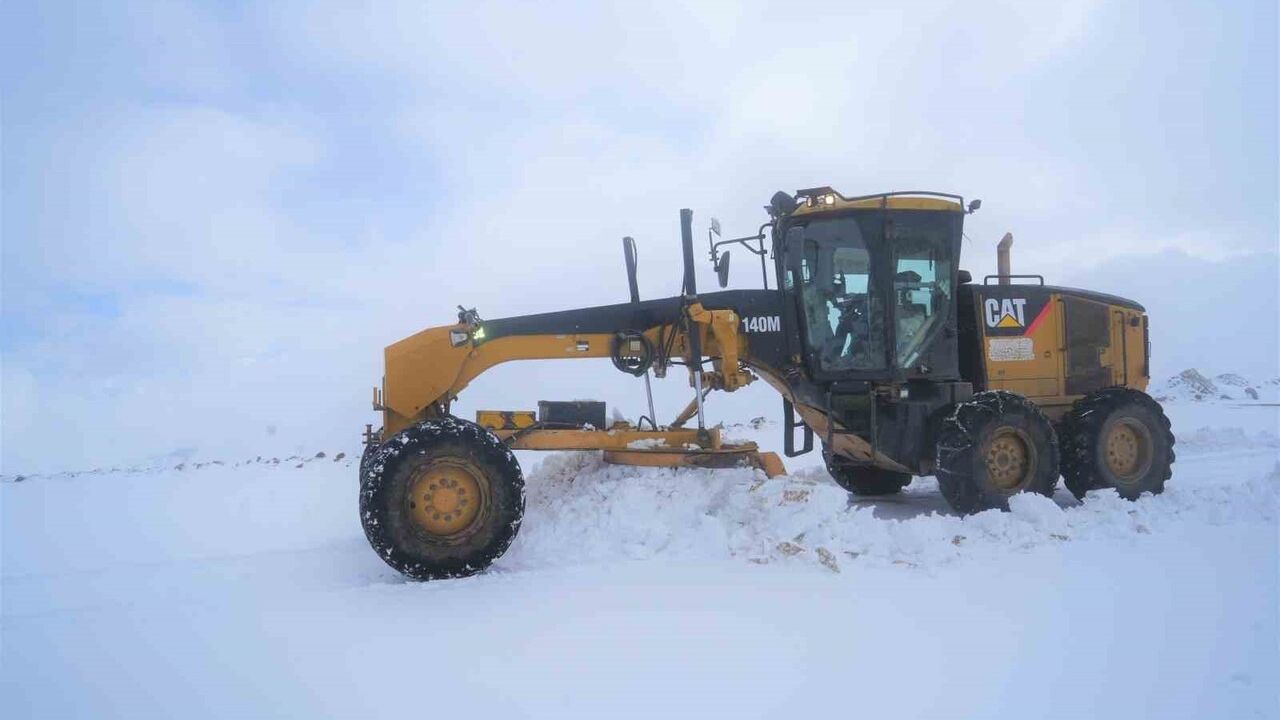 Varto'da Kar Yağışı Nedeniyle 8 Köy Yolu Kapatıldı