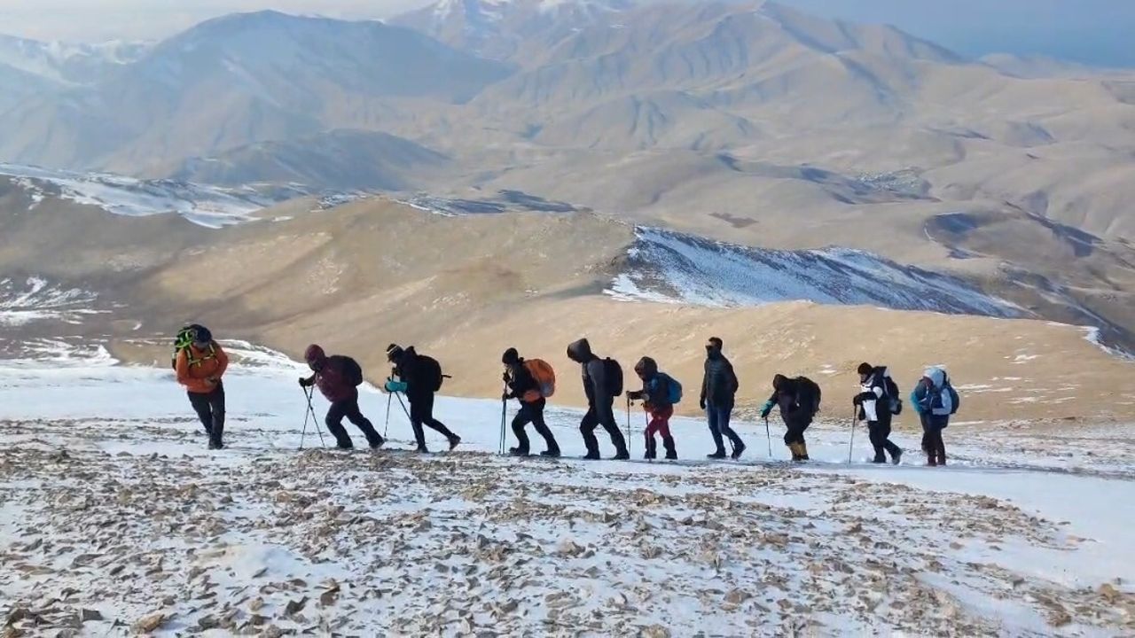 Vivara Dağı'nda 15 Doğasever Zirve Tırmanışı Gerçekleştirdi