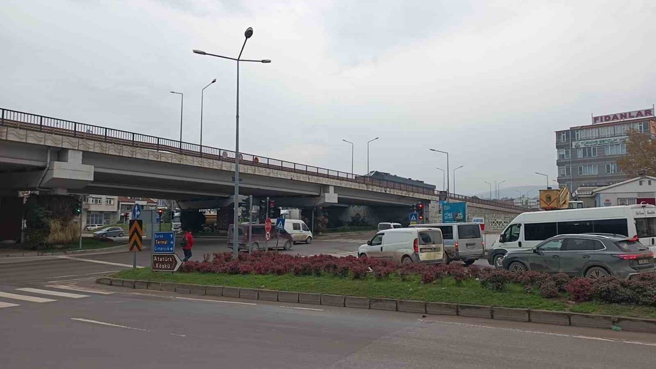 Yalova'da Köprülü Kavşak Çalışmaları Nedeniyle Trafik Yoğunluğu