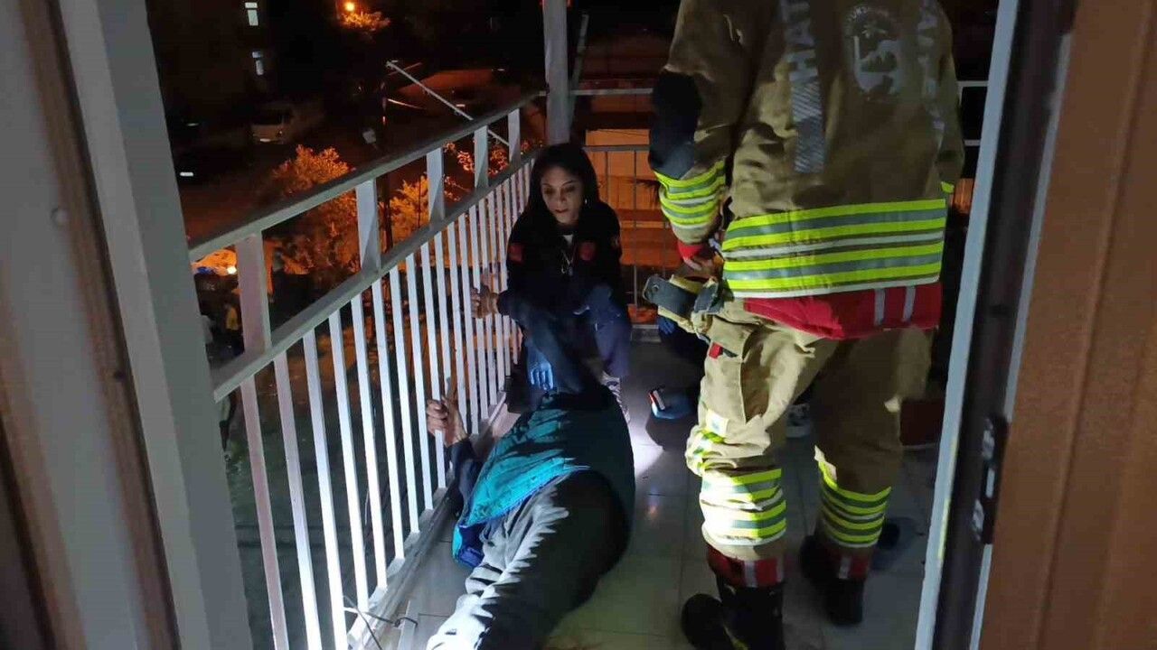 Yaşlı Adam Balkonundan Düşerek Yaralandı, İtfaiye Kurtardı