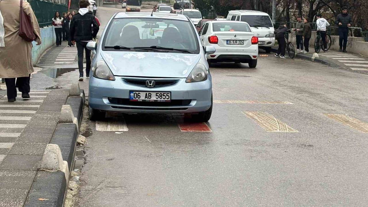 Yaya Geçidine Park Edilen Araç Tepki Çekti