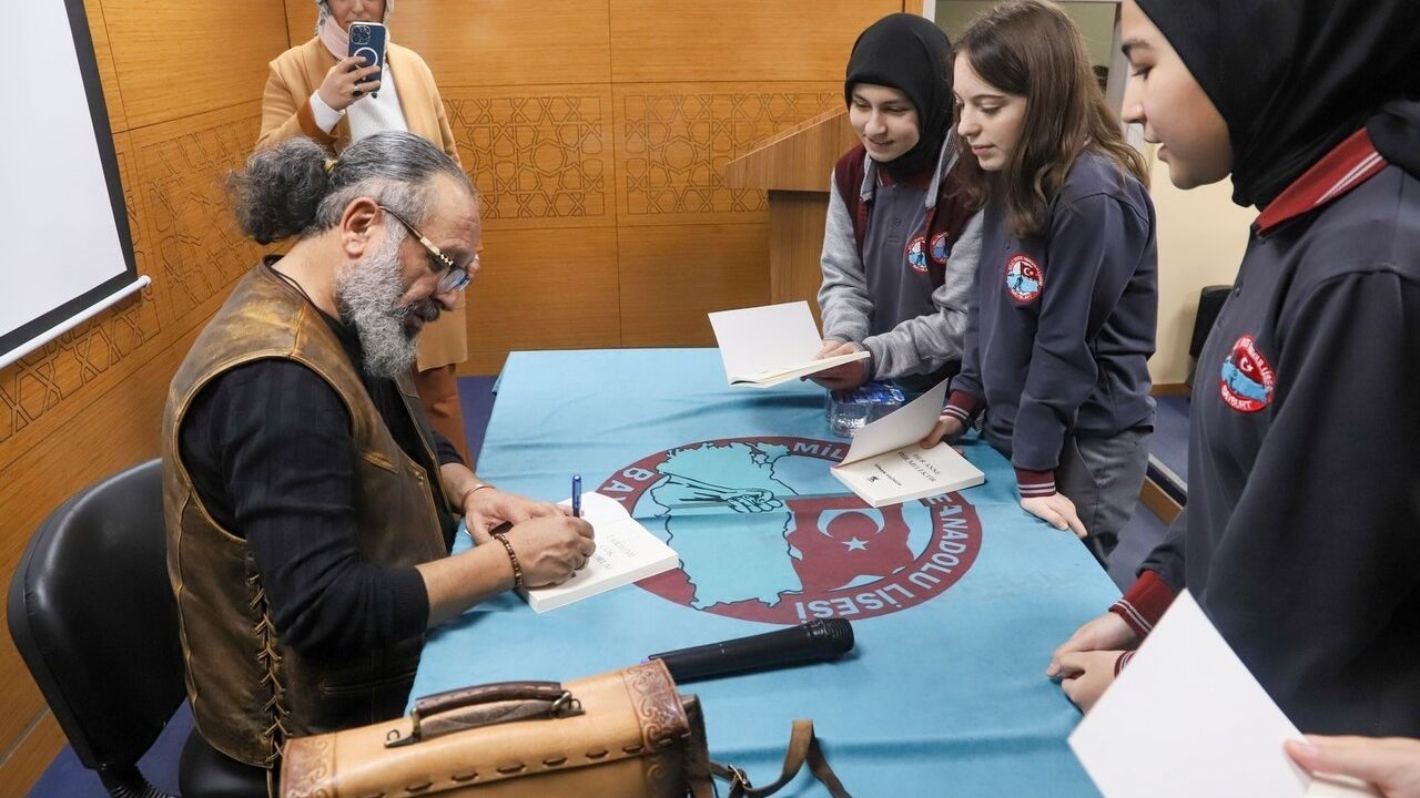 Yazar Sinan Yağmur, Gençlerle Buluştu