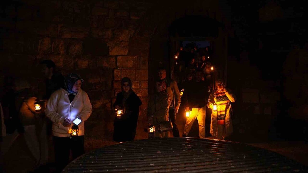 Yedikule Zindanları'nda Fenerli Gece Turu: Tarihe Yolculuk