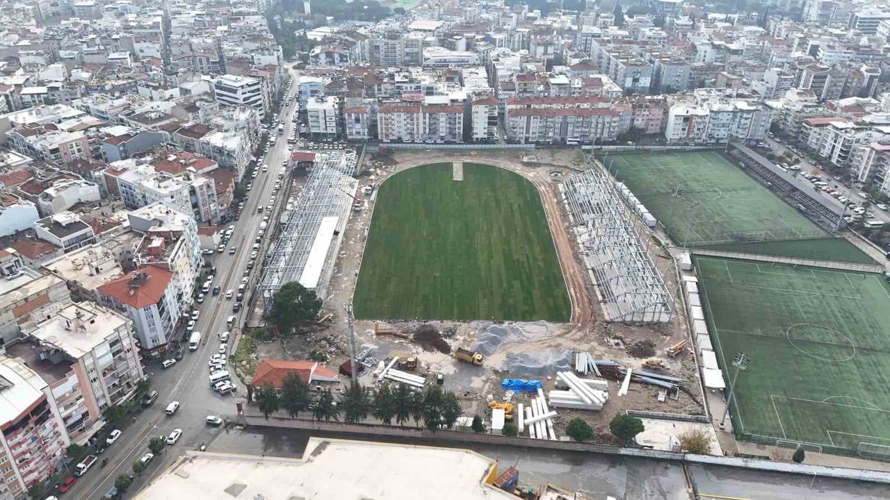 Yeni Adnan Menderes Stadyumu'nda Çim Serimi Gerçekleştirildi