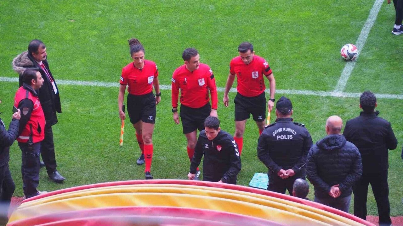 Yeni Malatyaspor'un 7 Oyuncuyla Sahaya Çıkmasıyla Maç Tatil Edildi