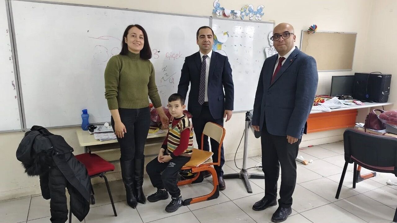 Yenipazar'da Öğrencilere Mont ve Bot Desteği