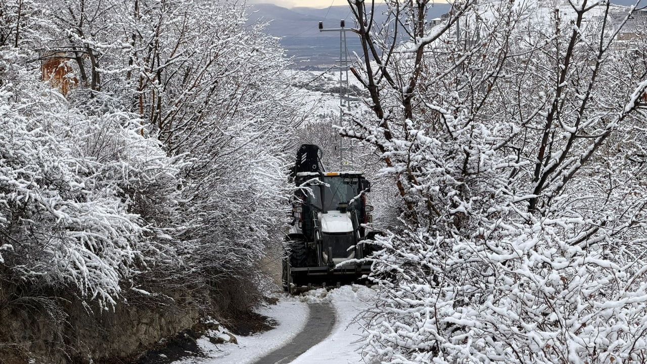 Yeşilyurt Belediyesi Karla Mücadele Çalışmalarını Sürdürüyor