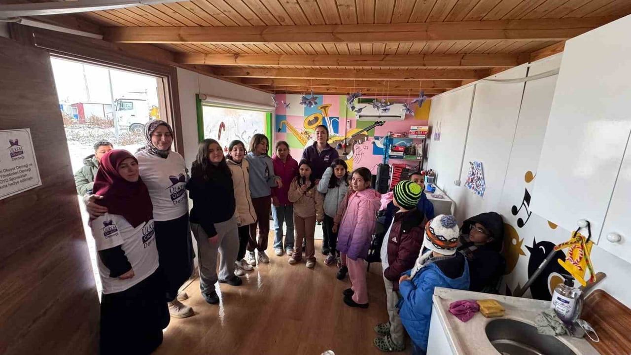 Yılbaşı İkramlıkları Depremzedelere Ulaştı