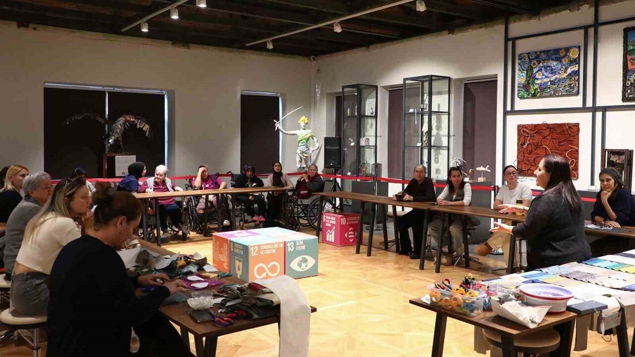 Yılbaşı Maskotları Atık Kumaşlarla Yeniden Hayat Buldu