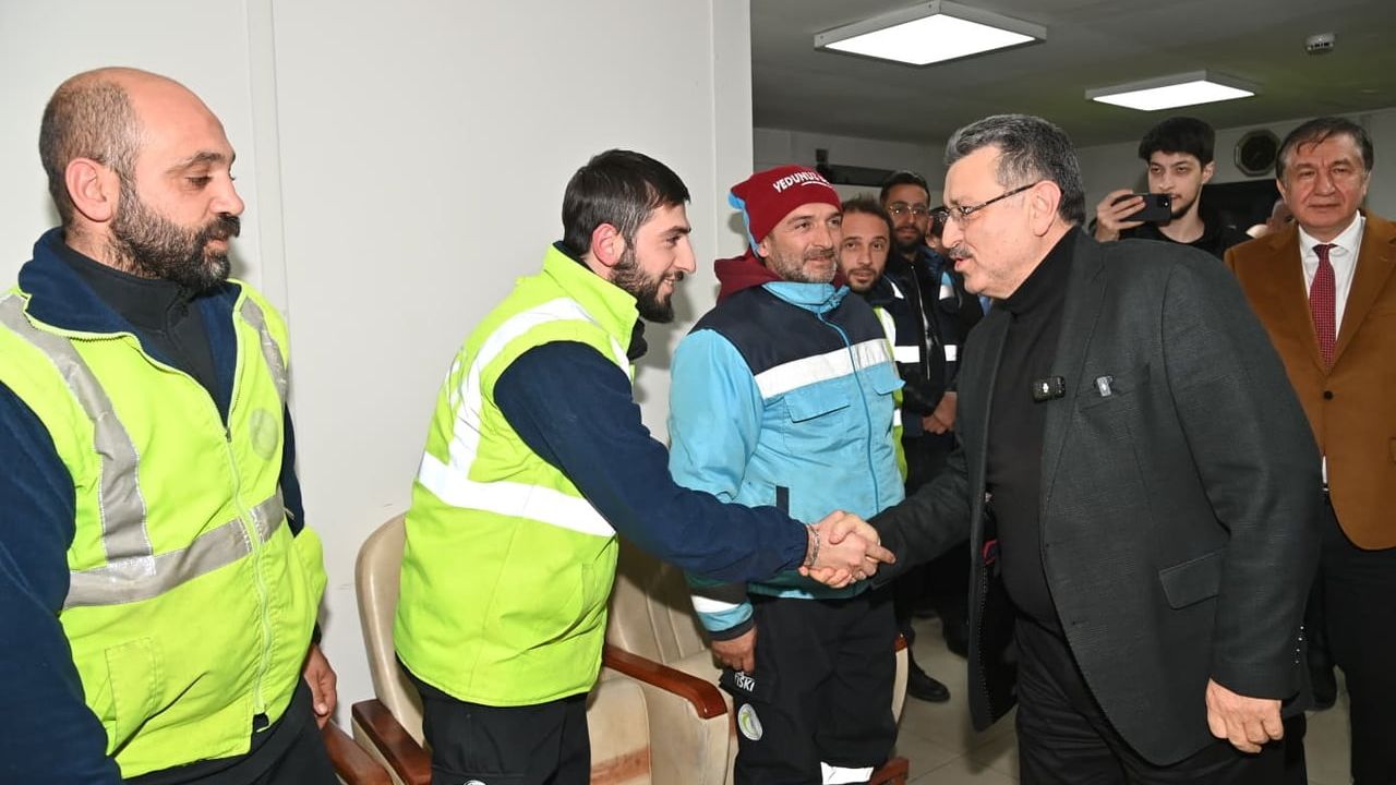 Yılbaşı Ziyareti: Başkan Genç İtfaiye ve TİSKİ Personelini Unutmadı