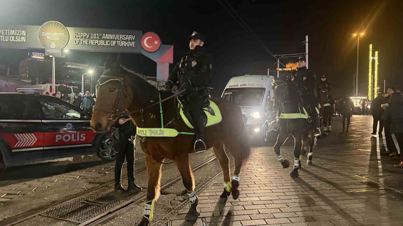 Yılbaşında İstiklal Caddesi'nde Atlı Polisler Görevde