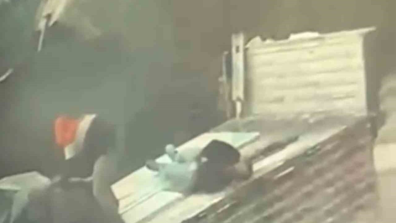 Yıldırım Tırdan Yük İndirirken Bir Çalışana İsabet Etti