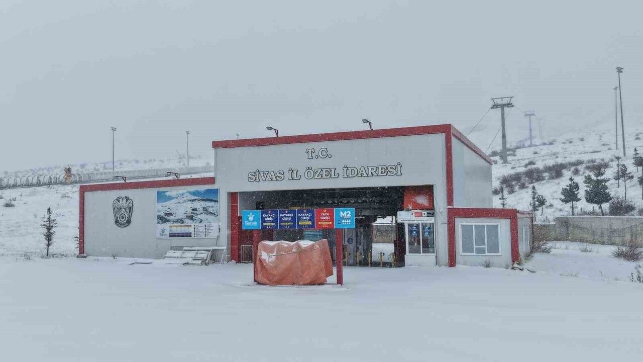 Yıldız Dağı Kayak Merkezi'nde Kar Yağışı