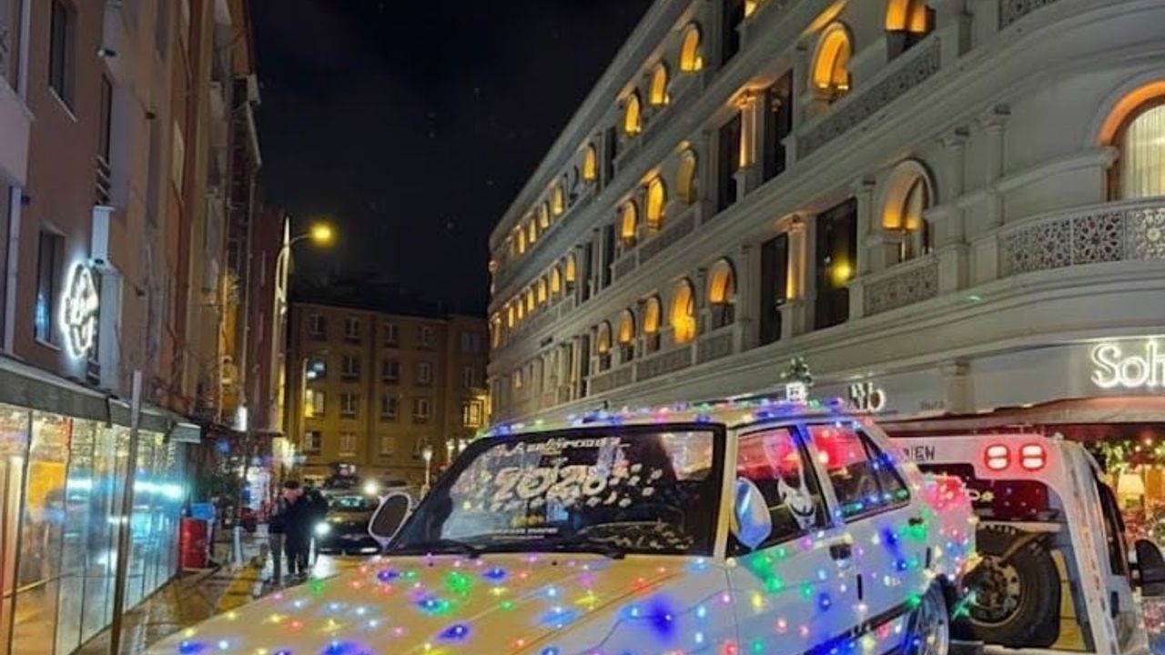 Yılın Son Günü Işıklarla Kaplı Araçlar Eskişehir Sokaklarını Süslüyor