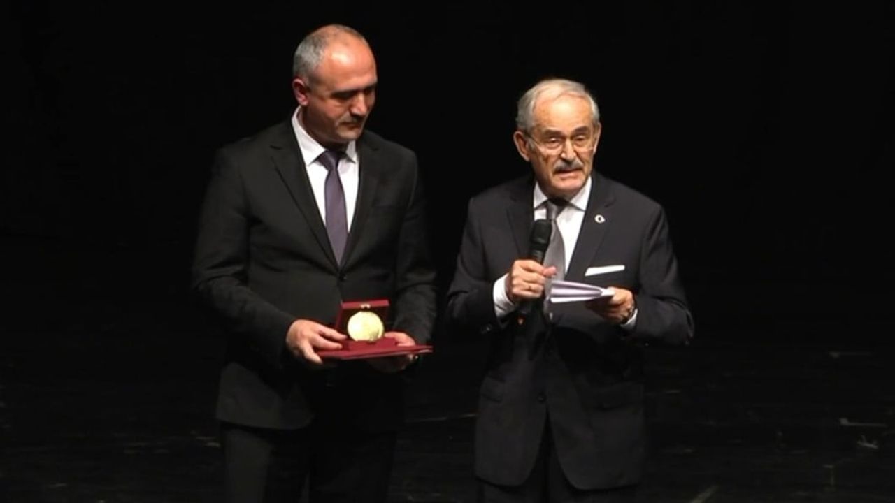 Yılmaz Büyükerşen Siyaseti Bıraktı