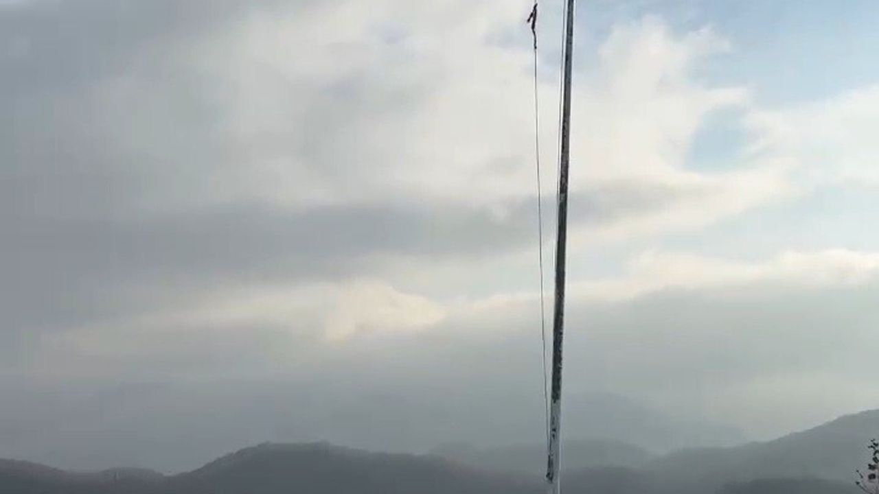 Yıpranan Bayrak Değiştirilmeyi Bekliyor