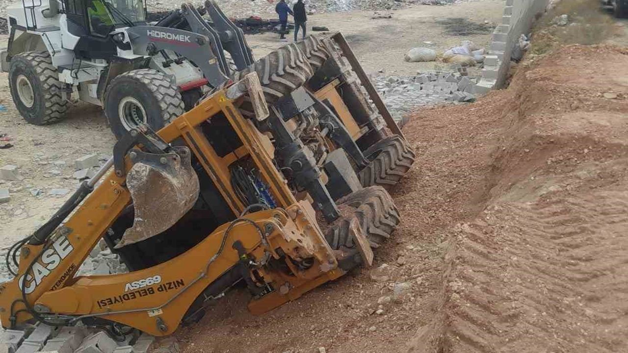 Yol Çökmesi Sonucu Devrilen Kepçe Operatörü Yaralandı