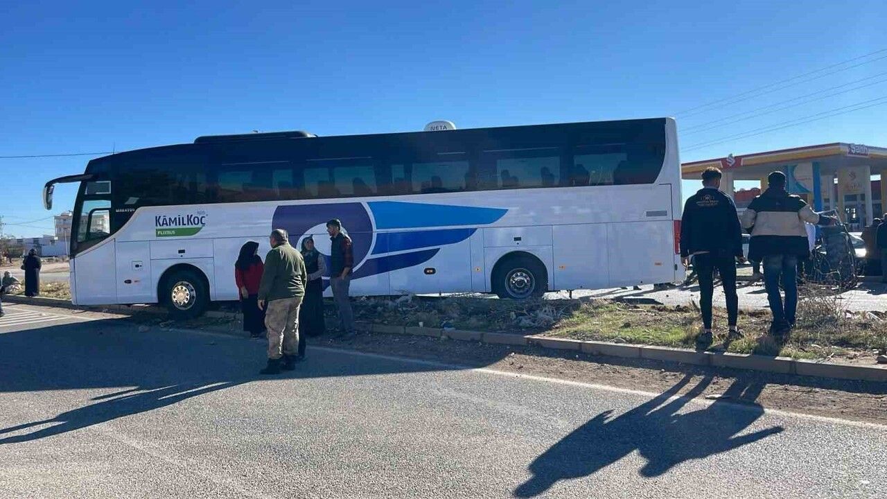 Yolcu Otobüsü ve Traktör Çarpışması: 1 Yaralı