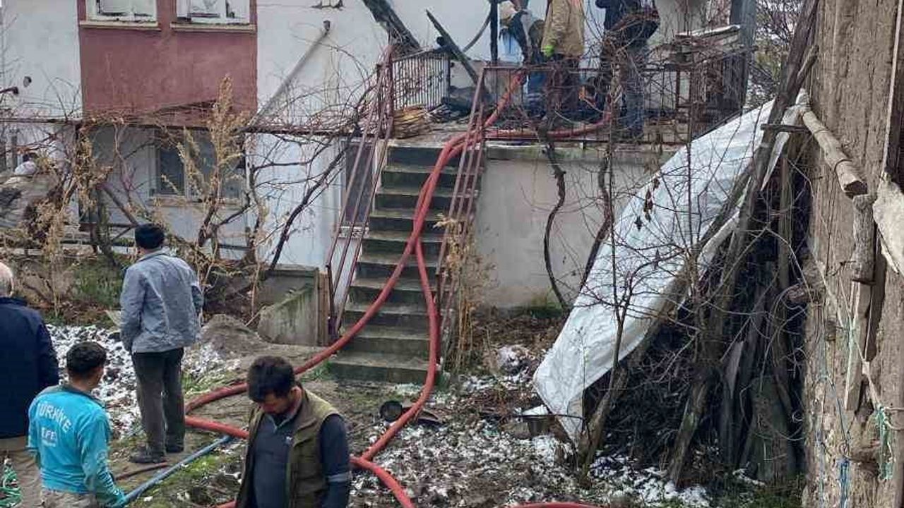 Yozgat'ta 3 Katlı Binada Yangın: Yoğun Duman Gökyüzünü Kapladı