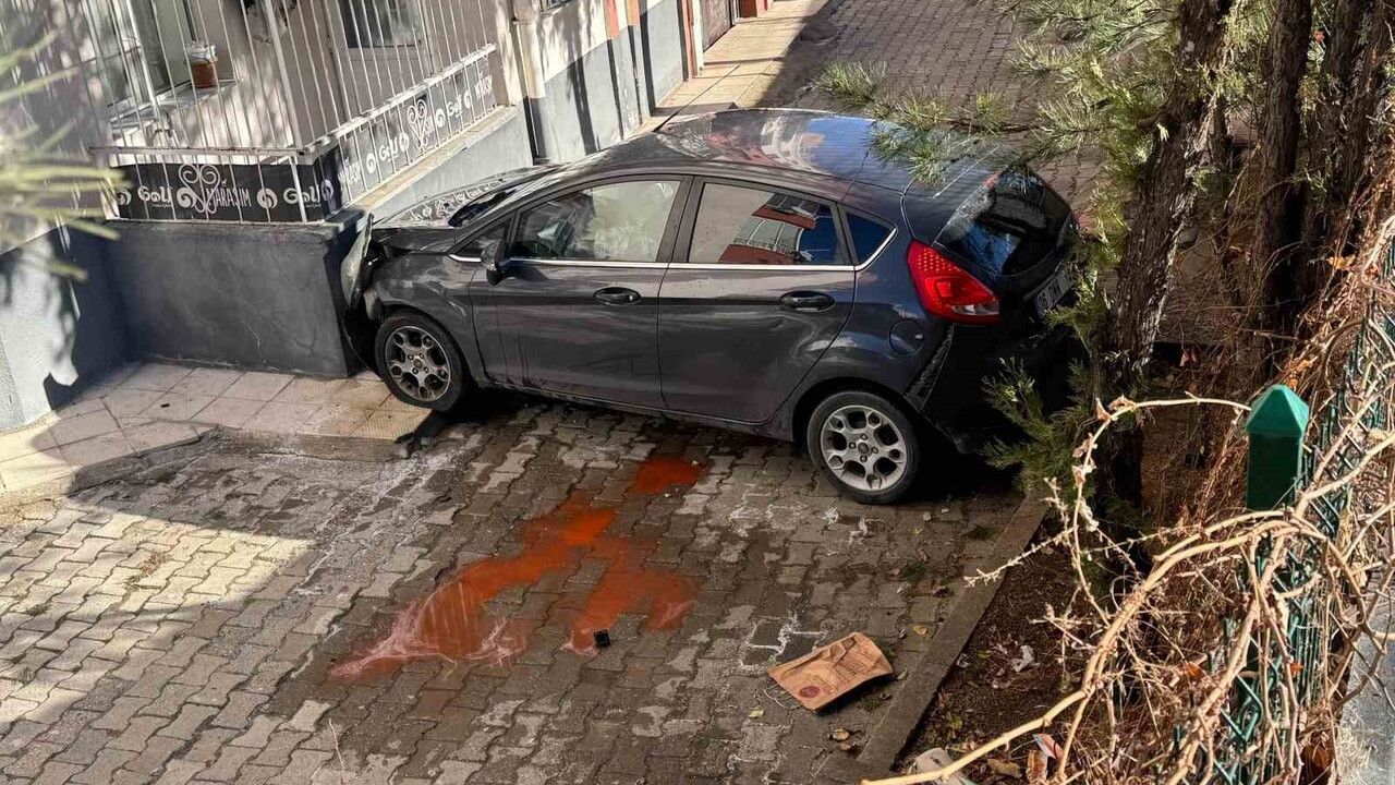 Yozgat'ta Apartman Bahçesine Düşen Otomobilde Dört Yaralı