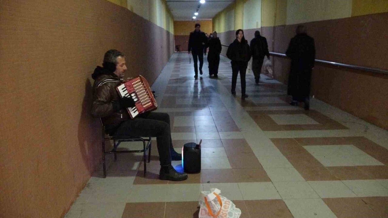 Yozgat'ta Sokak Müziği ile Hayata Tutunan Ersin Aşık