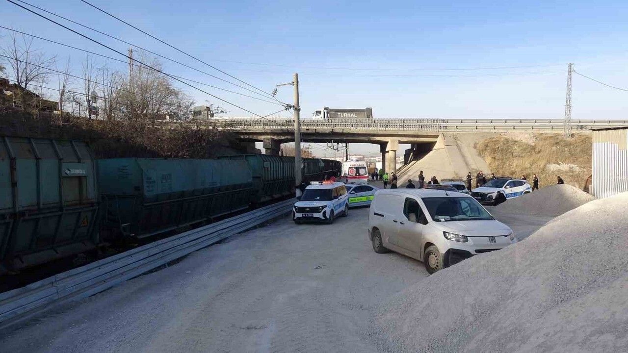 Yük Treni Kazasında 17 Yaşındaki Genç Hayatını Kaybetti