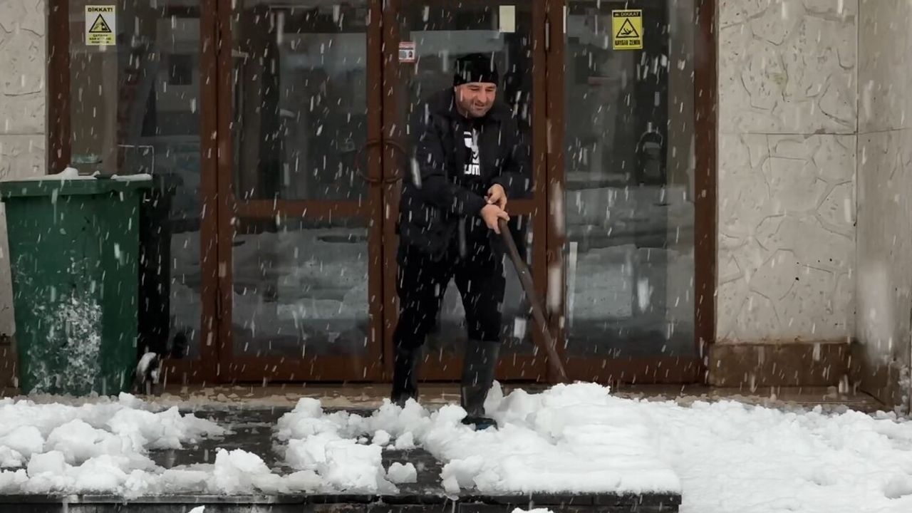 Yüksekova Belediyesi ve Karayolları Ekipleri Yoğun Kar Yağışına Müdahale Ediyor