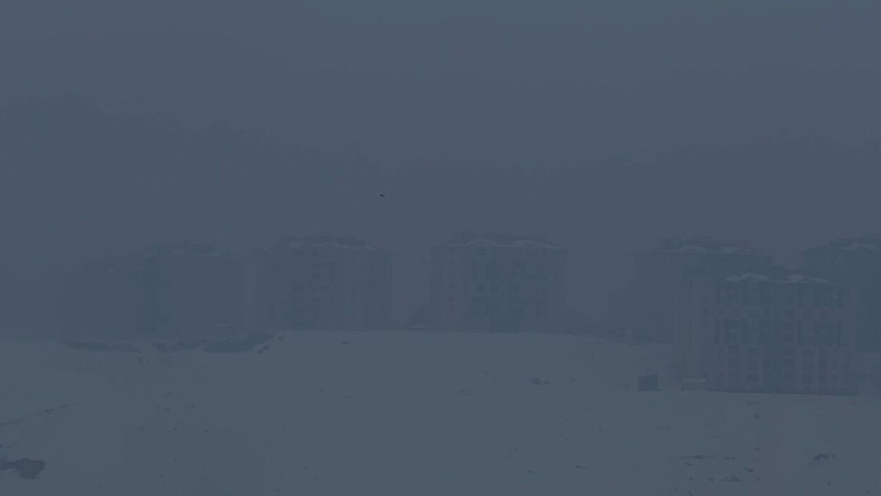 Yüksekova'da Dondurucu Soğuklar Buz Sarkıtlarını Oluşturdu