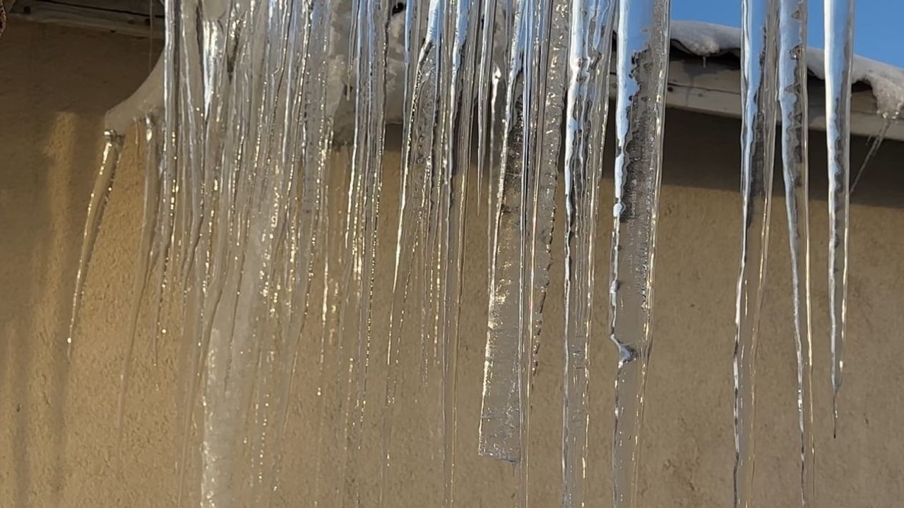 Yüksekova’da Dondurucu Soğuklar Dev Buz Sarkıtları Oluşturdu