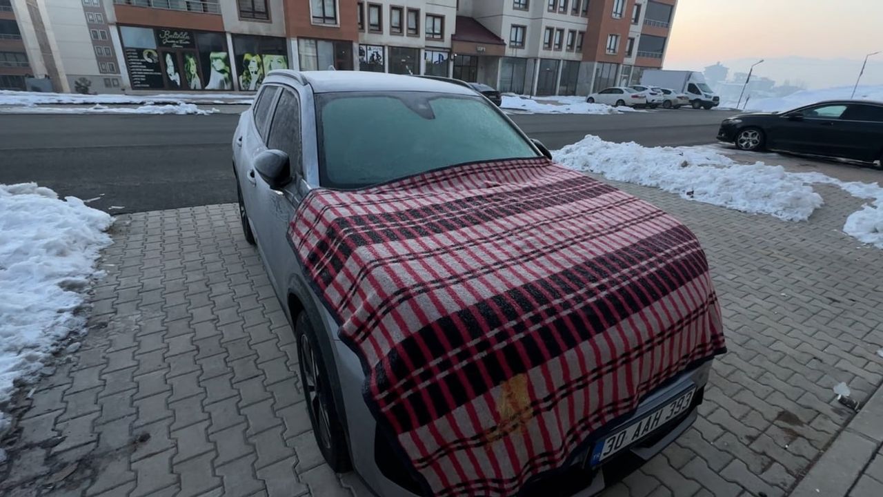 Yüksekova’da Dondurucu Soğuklar: Vatandaşların Araç Koruma Yöntemleri