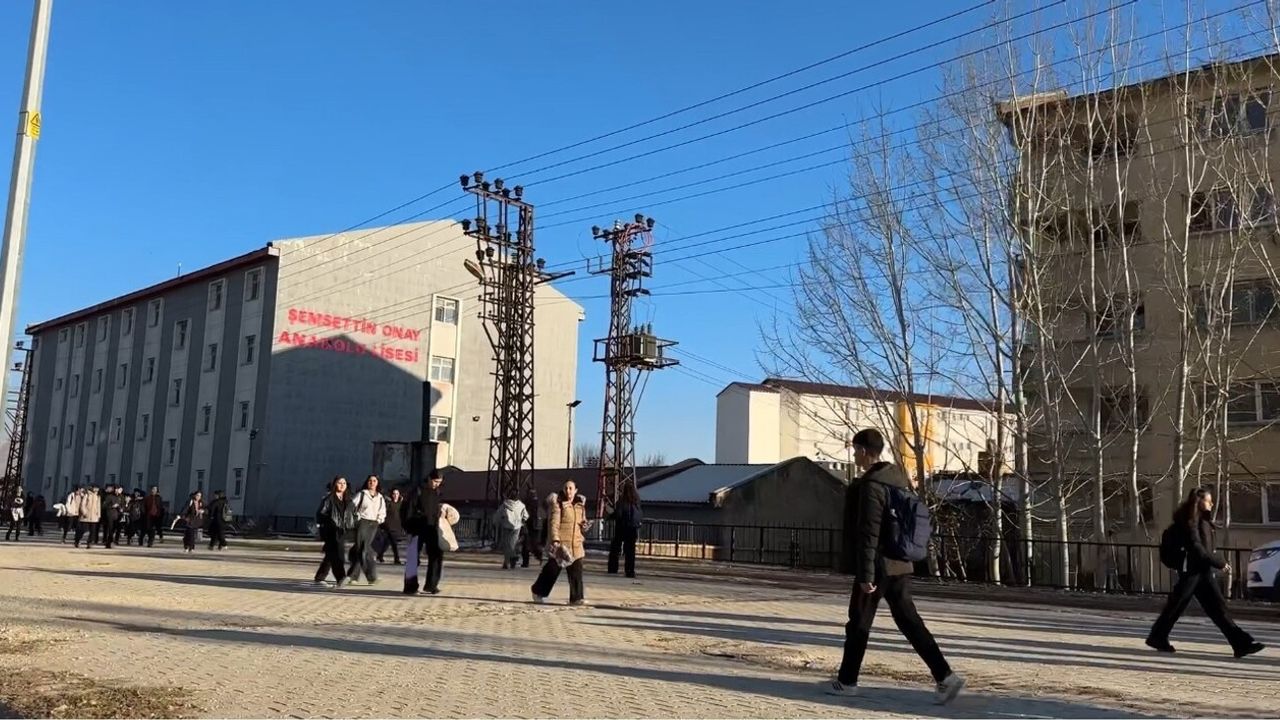 Yüksekova'da Elektrik Direkleri Tehlike Saçıyor