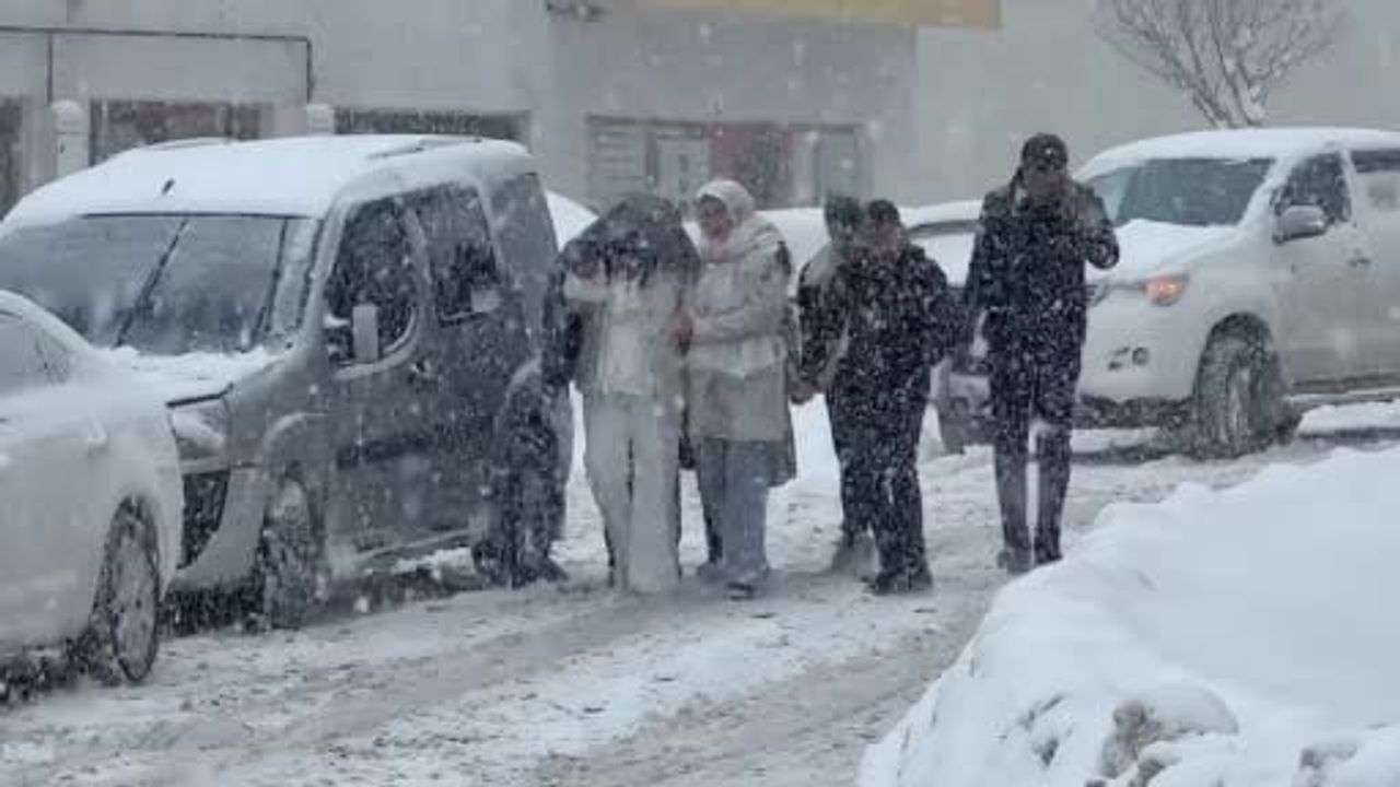 Yüksekova'da Kar Fırtınası Ulaşımı Olumsuz Etkiledi