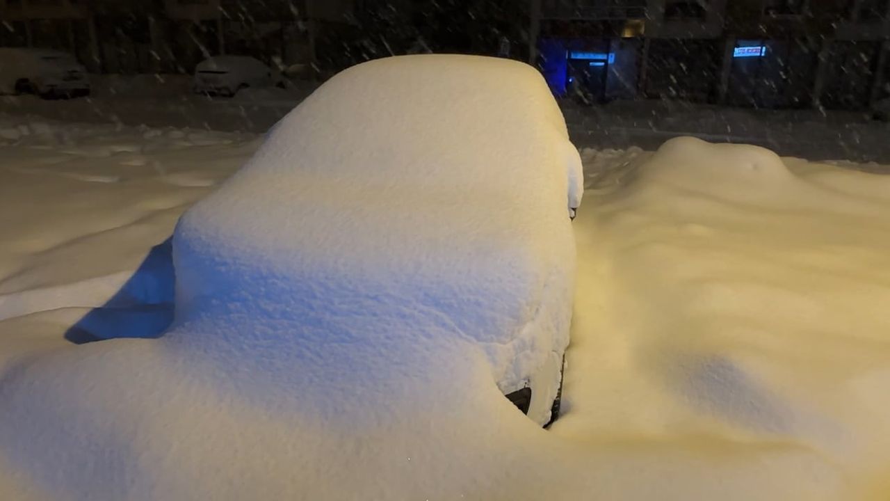 Yüksekova'da Kar Kalınlığı 40 Santimetreyi Aştı