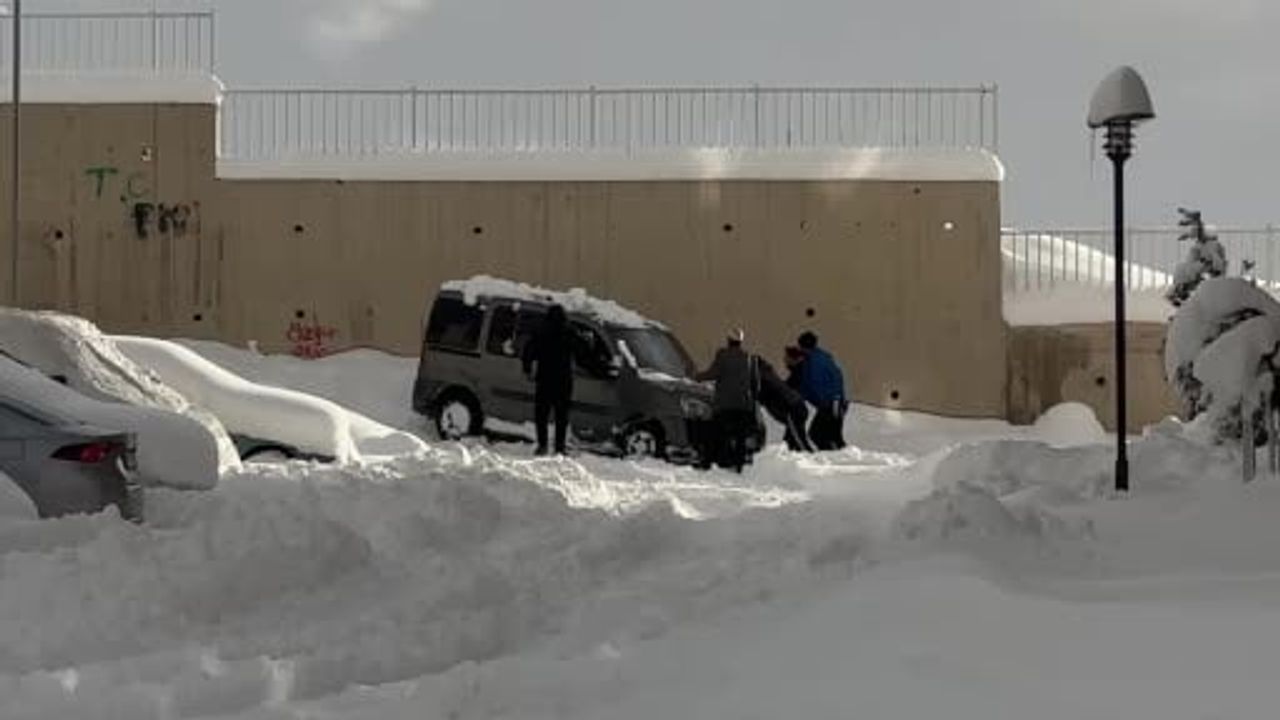 Yüksekova'da Kar Sıkıntısı, Vatandaşlar Araçları Kurtardı