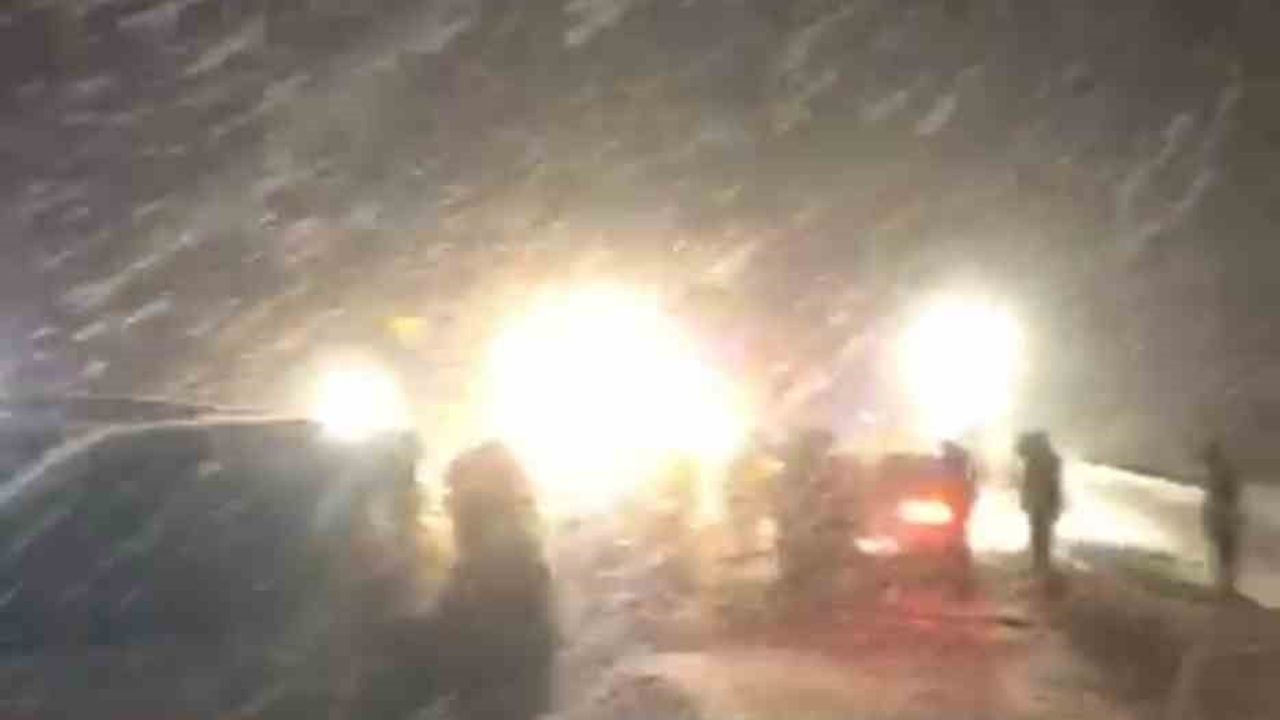 Yüksekova'da Kar ve Fırtına Namazı Engellemedi