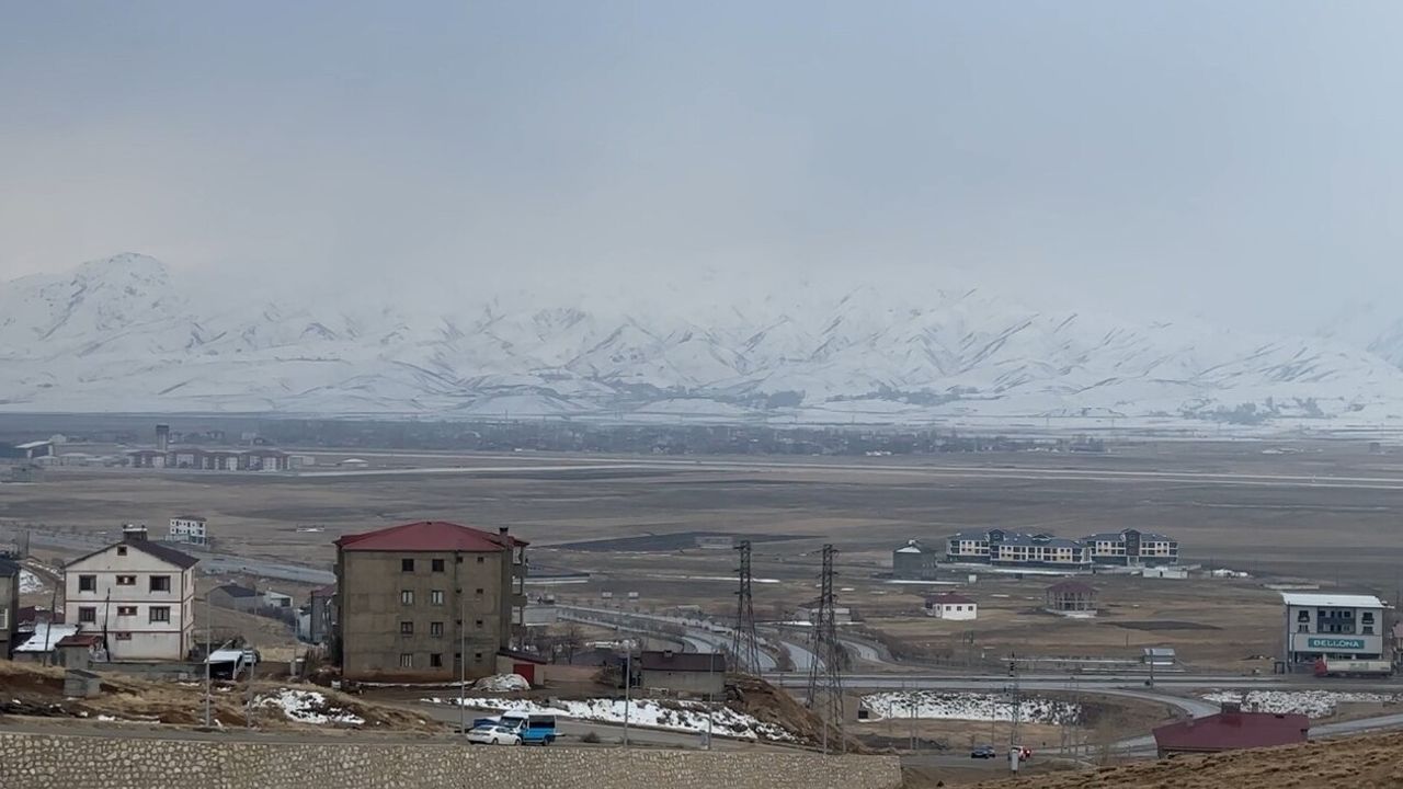 Yüksekova'da Kar Yağışı Dağları Beyaza Bürüdü